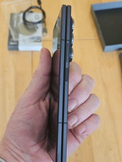 Samsung Z Fold 7 256GB Mint Condition 9 Months Old with receipt unlocked to any Network and with Accessories.