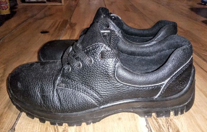 Steel tipped work shoes