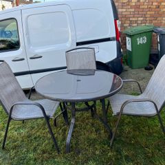 garden table and chairs