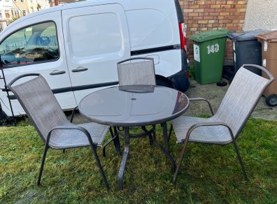 garden table and chairs