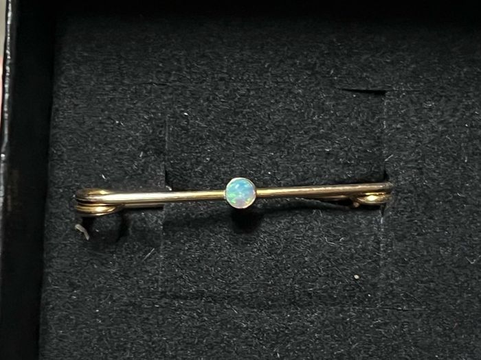 9ct brooch with opal