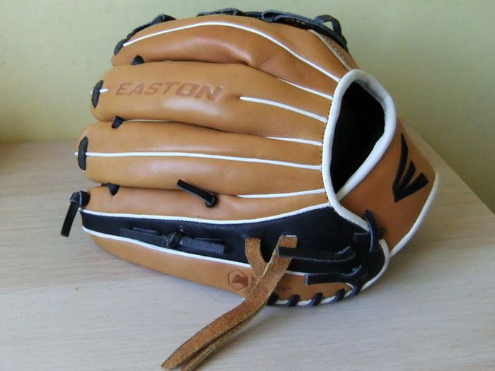 Easton Paragon Series P120Y 12-inch baseball glove