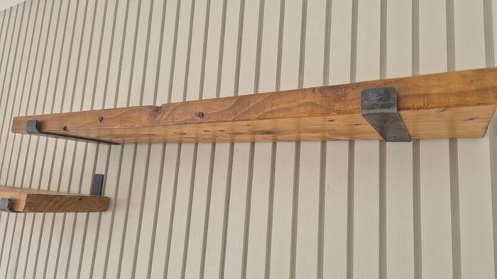 Solid wood shelves, incl. heavy duty metal brackets