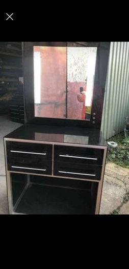 nail bar/eyebrow bar