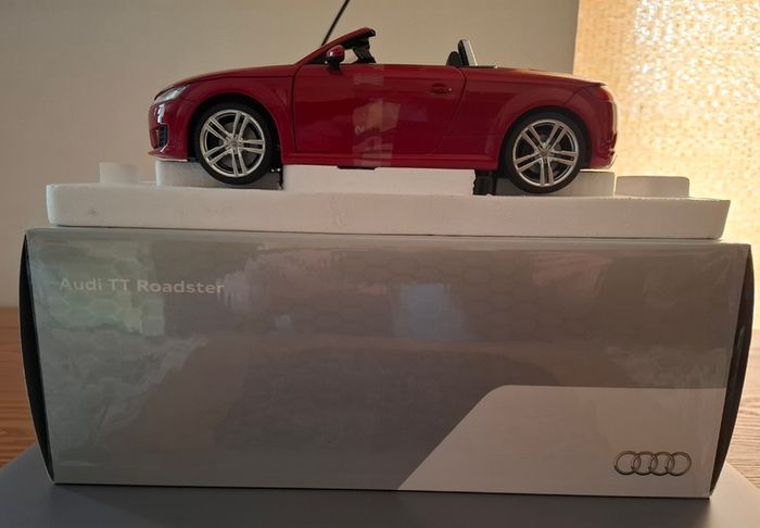 AUDI TT Roadster 2014 - Minichamps Dealer Edition 1/18 New In Box