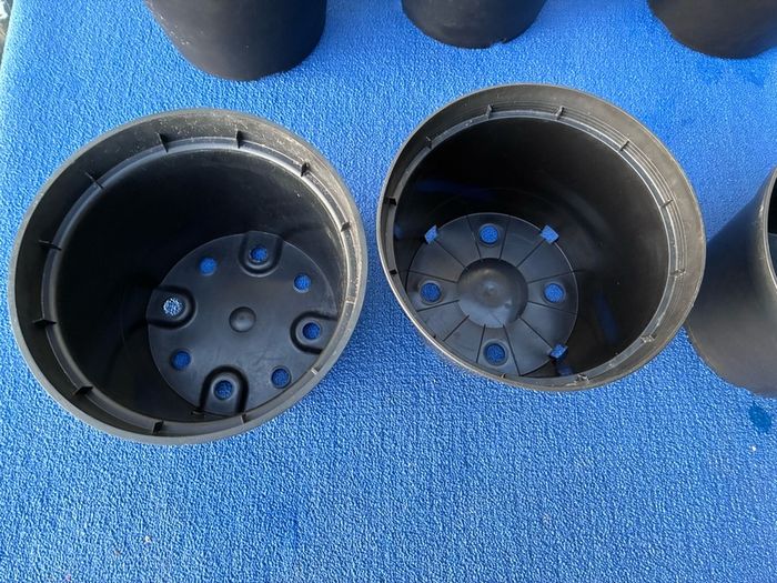 8 plastic flower pots