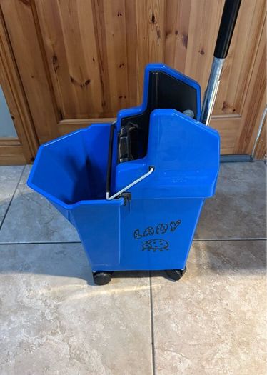 SYR mop and bucket