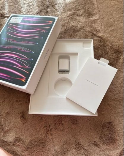 iPad Pro 12.9" 6th Gen 128 GB Wi-Fi