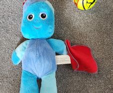 In The Night Garden Plush Toy Snuggly Singing Igglepiggle 30cm