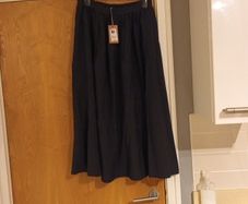Dunnes  Stores  Gallery  Full Skirt.   S.14.    B.N.W.T.