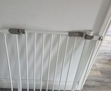 2 Mamia stair gates