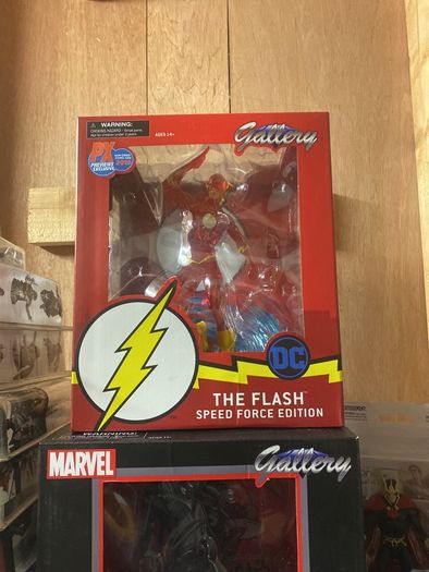 Exclusive Marvel / DC Figures