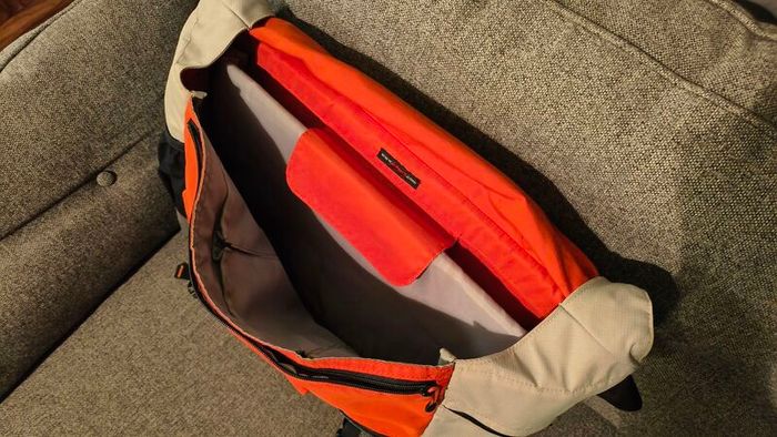 Lowepro Laptop Messenger Bag  Fits up to 20inch Laptop
