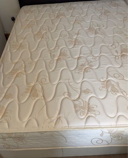 Double bed 4 ft 6 in
