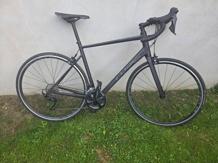 Cube attain road bike