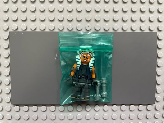 lego Star Wars sw1300 Ahsoka Tano (Adult) minifigure- Pearl Dark Gray Robe, Printed Arms