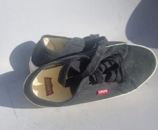 Levi's trainers size 5.