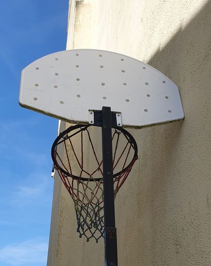 A Free Standing Basket Ball Hoop - Read Carefully - #