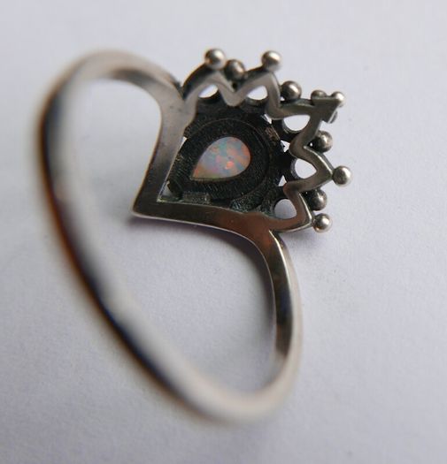 Vintage 925 Sterling Silver Crown Style Ring with Pear Shaped Opal