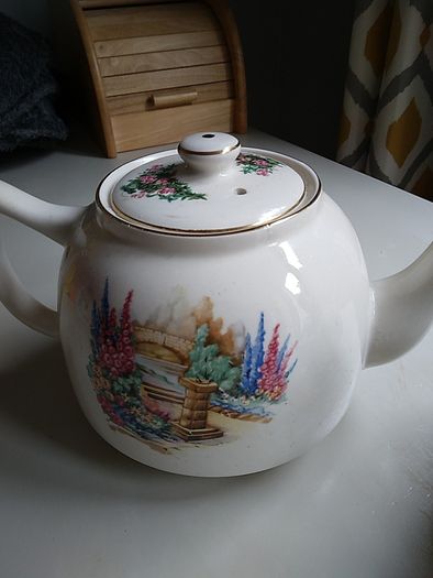 2 teapots