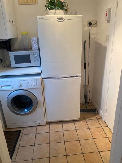 Freestanding fridge-freezer