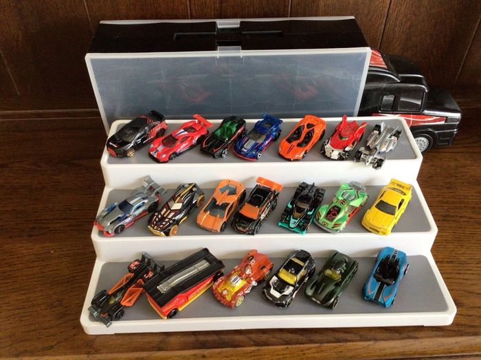 Car transporter carry case and hot wheels cars bundle
