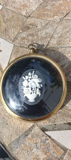 Vintage jewelry is sold individually for 5 to 10 euros