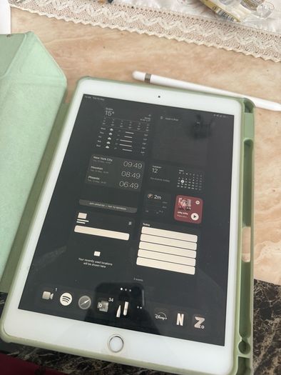 iPad 8th gen 128gb with Apple Pencil