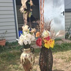 2 flower vases