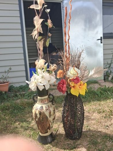 2 flower vases