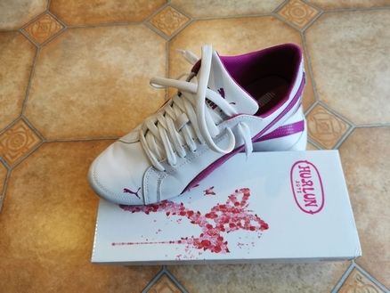 Pretty PUMA White & Pink Sneakers size 6