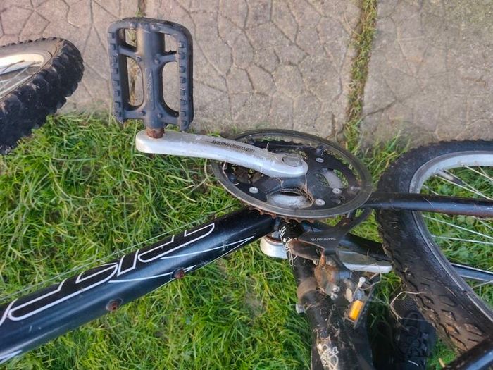 child bike 24 wheels,breaks,gears working,need chain )and small service so that's price!
