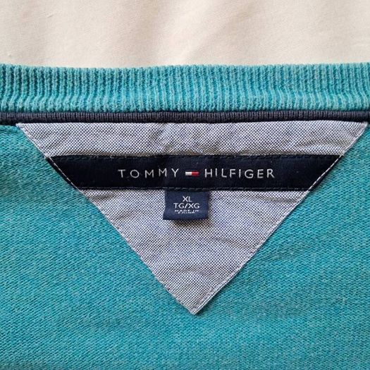 tommy hilfiger v neck size xl ptp 26" turquoise in excellent condition