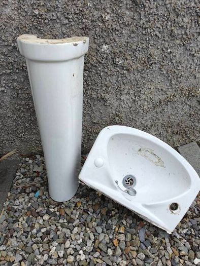 Small sink and pedestal