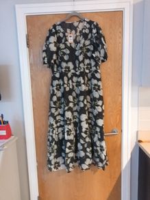Gallery  Frieda  Floral Dress.  S.16 B.N.W.T.