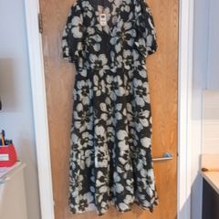 Gallery  Frieda  Floral Dress.  S.16 B.N.W.T.