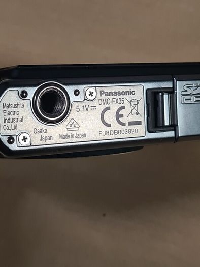 PANASONIC LUMIX FX35 digital camera 10.1MP megapixels boxed with battery charger memory card and case