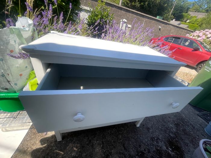 Chest of drawers