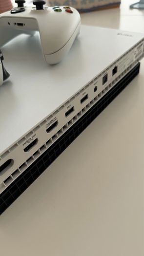 Xbox One S 1TB Console (White) + 2 Wireless Controllers