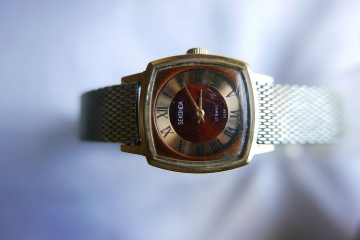 Vintage SEKONDA 1960/70s ladies wristwatch . Original Soviet production. Dial finished in burgundy and gold with black Roman numerals. Hand winding in full working order. Face showing 17 Jewels USSR. First class movement