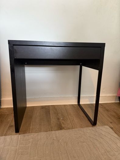 Black Desk