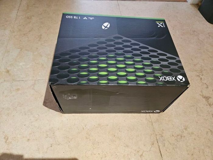 Xbox woth 2x controllers