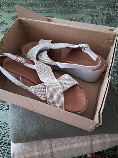 Beautiful Inuovo Silver Sparkly Sandals in Size 40 UK7