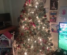 6ft christmas tree with decorations