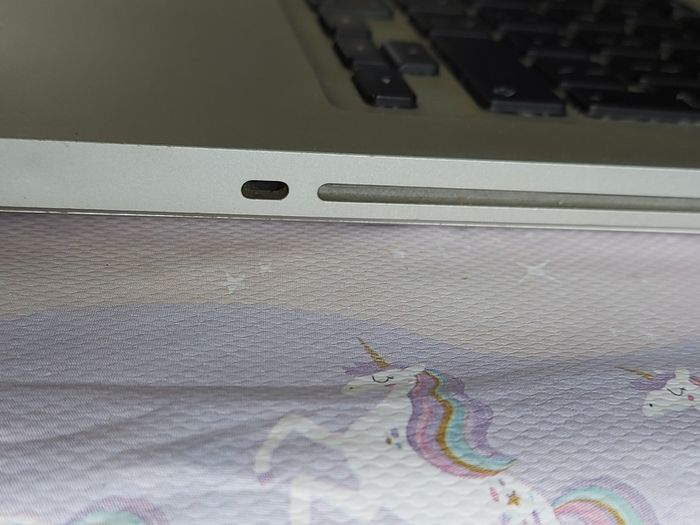 Apple MacBook Pro, 13 inch, Mid 2010, 4GB Ram, 500GB HDD, Ready for reinstalling High Sierra, excellent Battery and very good cosmetic condition