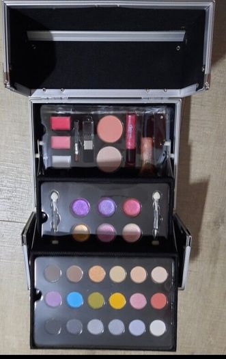 New make up set with case