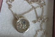 PANDORA floating Memories locket necklace with 3 petite flowers,very good condition