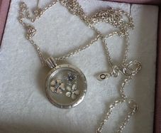 PANDORA floating Memories locket necklace with 3 petite flowers,very good condition