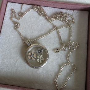 PANDORA floating Memories locket necklace with 3 petite flowers,very good condition