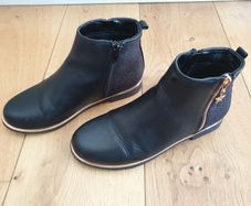 Girls boots
